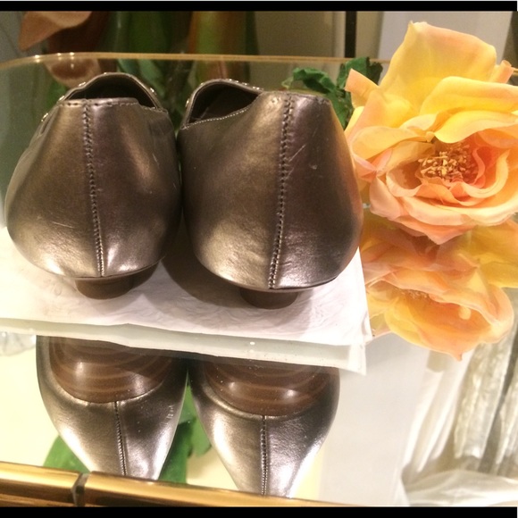 Pointed mustard gold colored flat heels. - Picture 3 of 5